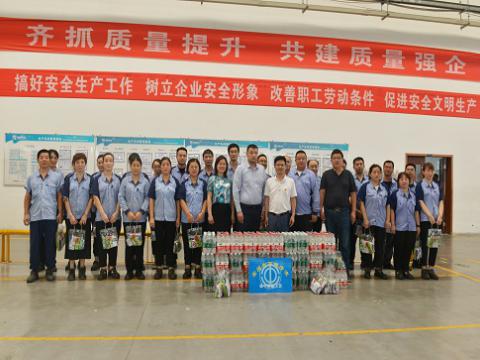 炎炎夏日，，，，，，市总工会送清凉，，，，，，丝丝关爱暖人心